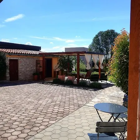 Casa de Férias Casa Mirelia - For Two With Garden And Whirlpool Kaštelir