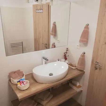Casa Mirelia - For Two With Garden And Whirlpool Kastelir