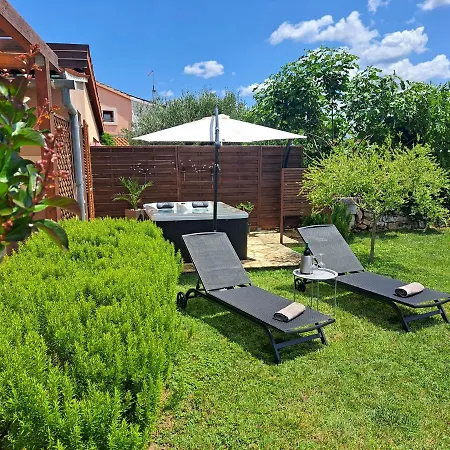 Casa Mirelia - For Two With Garden And Whirlpool Vakantiehuis