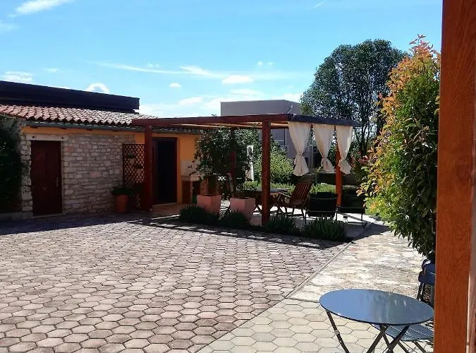 Сasa de vacaciones Casa Mirelia - For Two With Garden And Whirlpool Kaštelir